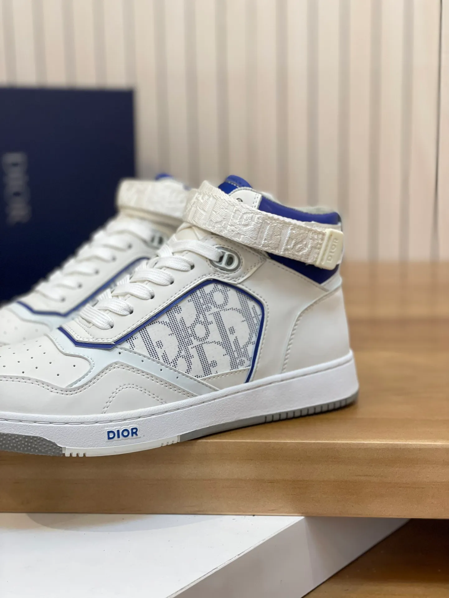 Men's shoes: 💰P460¥ Product trademark: Dior* "Dior*" high-top casual shoes Regular size: 38-44 (can be customized to 45.46) Product materials: Upper imported cowhide stitched with original fabric, breathable lining, original outsole. Number: 1006